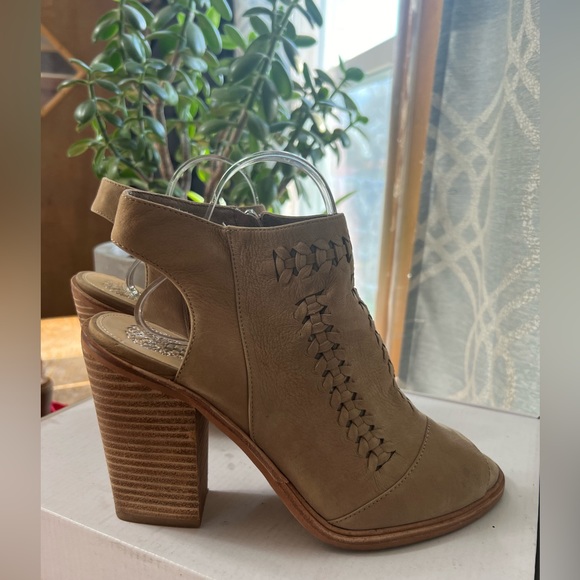 VINCE CAMUTO Katri Leather Woven Ankle Bootie - Size 9.5 - Picture 5 of 11